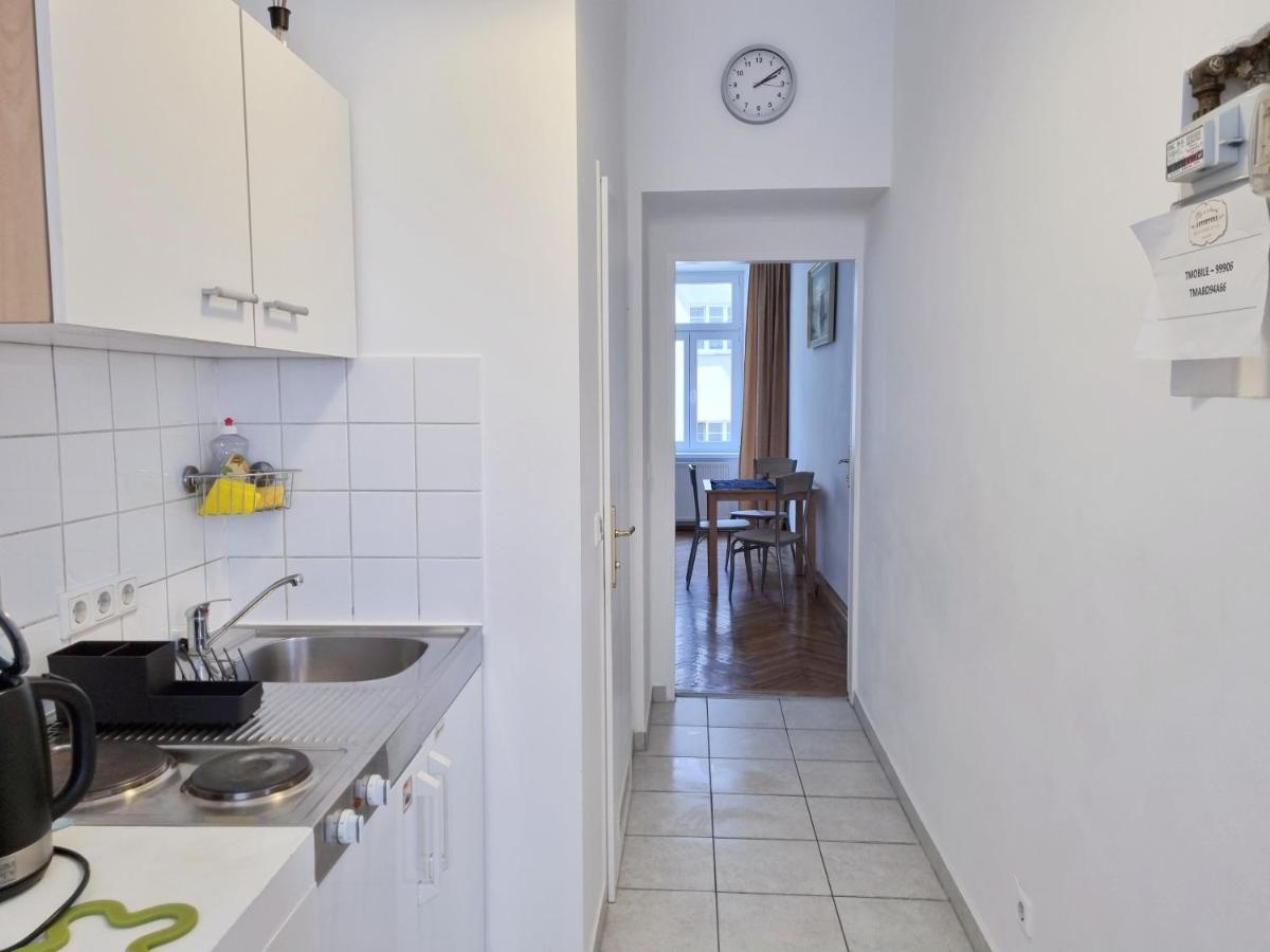 Apartment Center ! 3 Stops Away From The Center Of Vienna!