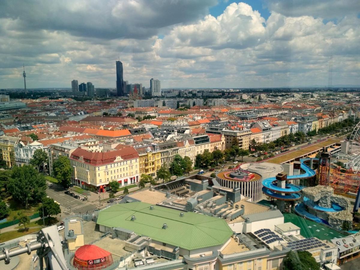 Apartment Center ! 3 Stops Away From The Center Of Vienna! *
