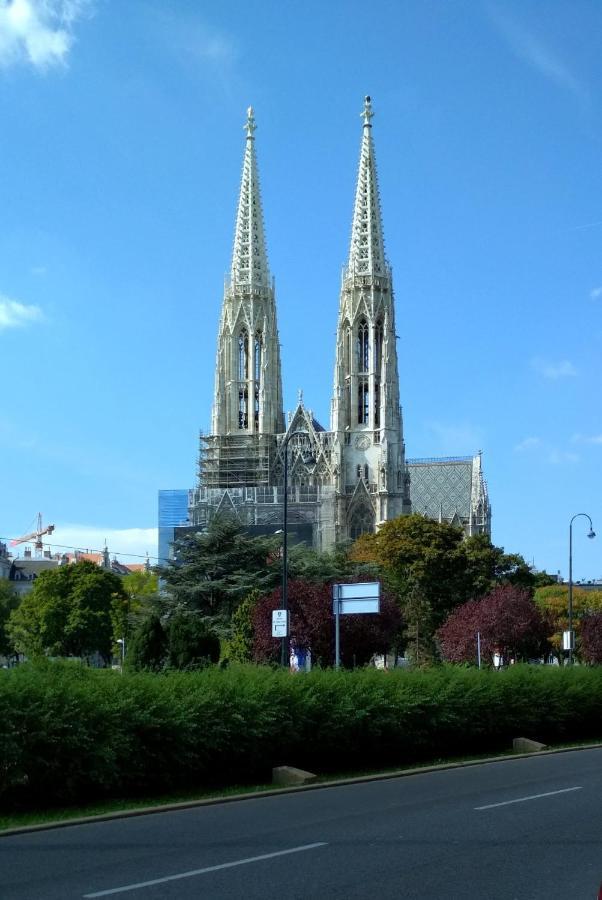 Apartment Center ! 3 Stops Away From The Center Of Vienna! *