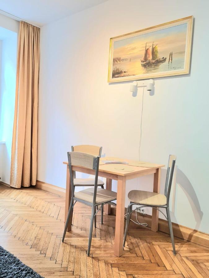 Apartment Center ! 3 Stops Away From The Center Of Vienna! *
