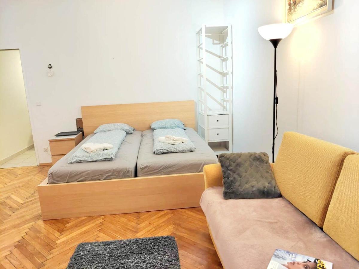 Apartment Center ! 3 Stops Away From The Center Of Vienna! Vienna