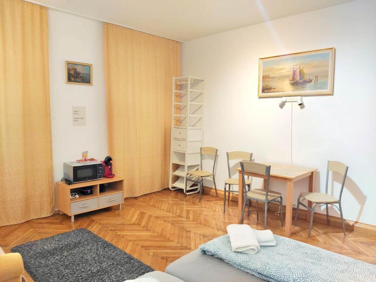 Apartment Center ! 3 Stops Away From The Center Of Vienna! *