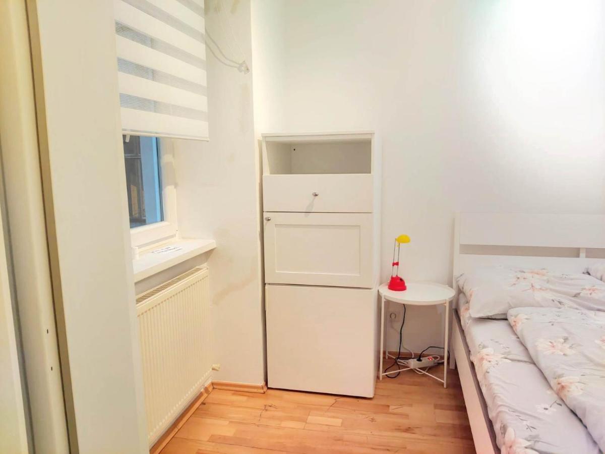 Apartment Center ! 3 Stops Away From The Center Of Vienna!